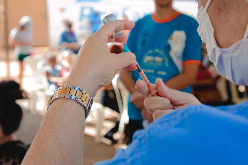 Goiânia e Aparecida iniciam aplicação da vacina bivalente da Covid-19 para pessoas com mais de 60 anos