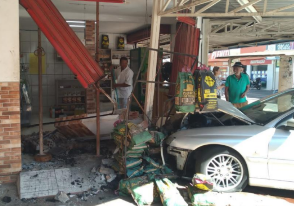 Carro descontrolado com idosa destrói açougue em Goiânia