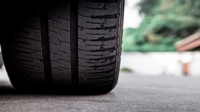 6 perigos que o pneu careca de um carro guarda e todo motorista deve ficar atento