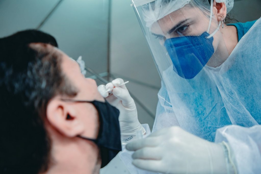 Pessoa fazendo teste de Covid-19. (Foto: Bruno Velasco/Prefeitura de Anápolis)