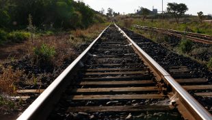 Trecho da ferrovia em Anápolis. (Foto: Pedro Ladeira/Folhapress)