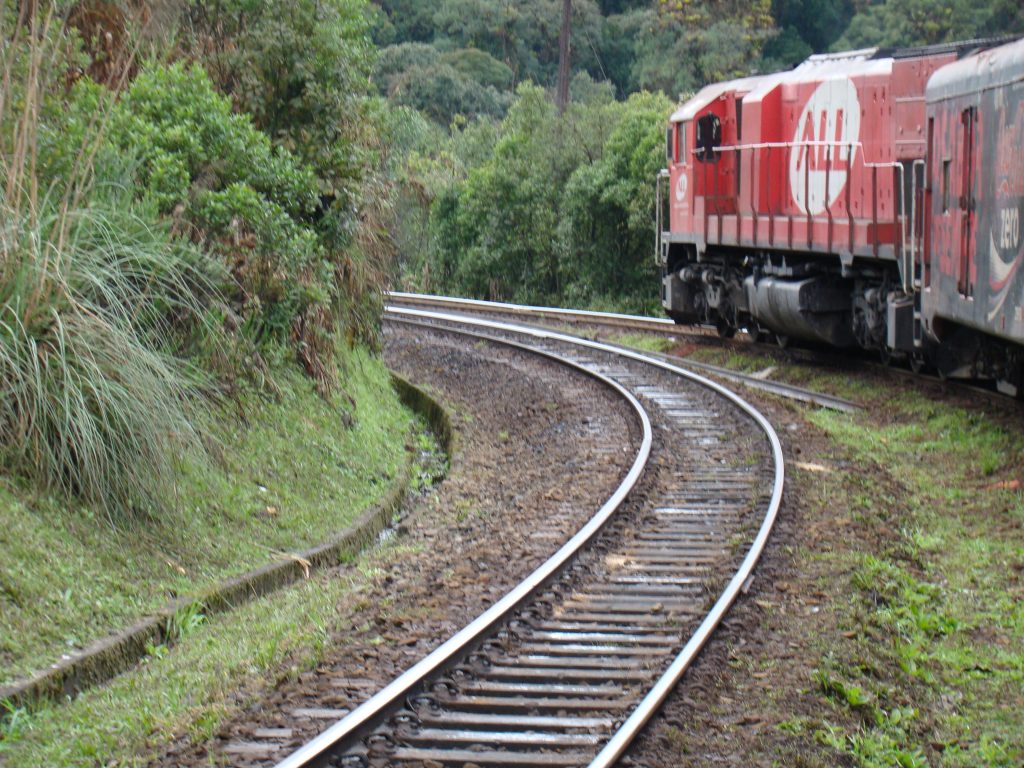 Trem lotado descarrilha e deixa 4 mortos e cerca de 60 feridos na Alemanha