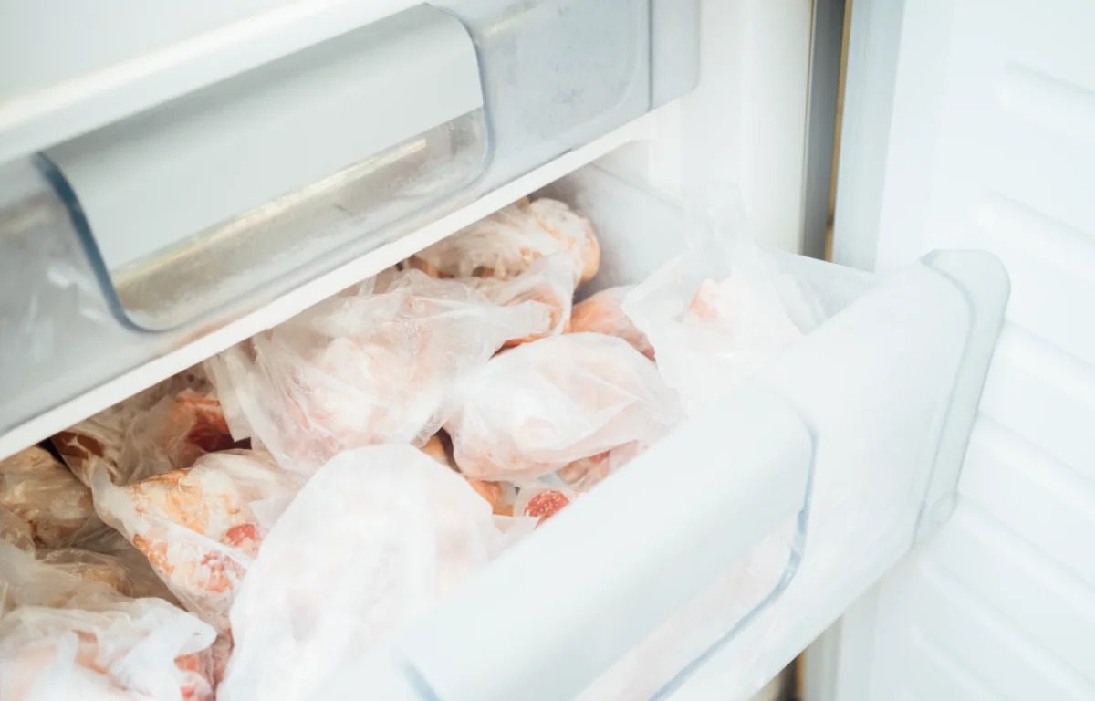 6 coisas que em hipótese alguma você pode colocar dentro do congelador