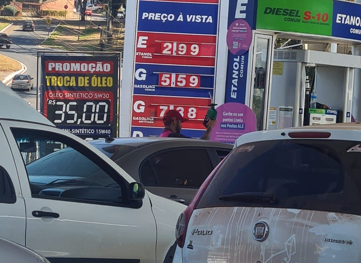 Fila enorme é gerada após posto de combustíveis lançar promoção em Anápolis