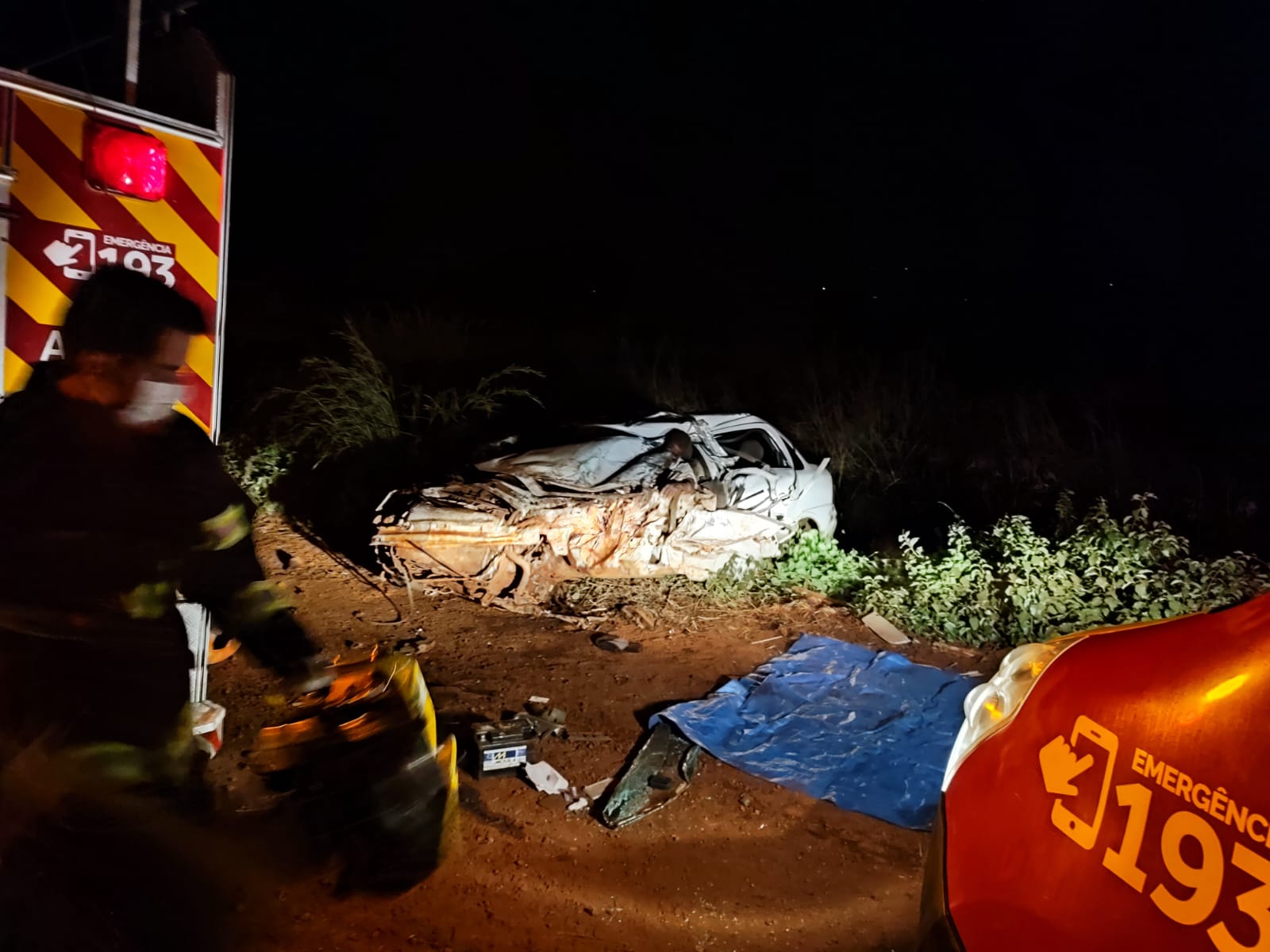 Carro fica destruído após bater em ônibus que transportava trabalhadores na GO-206