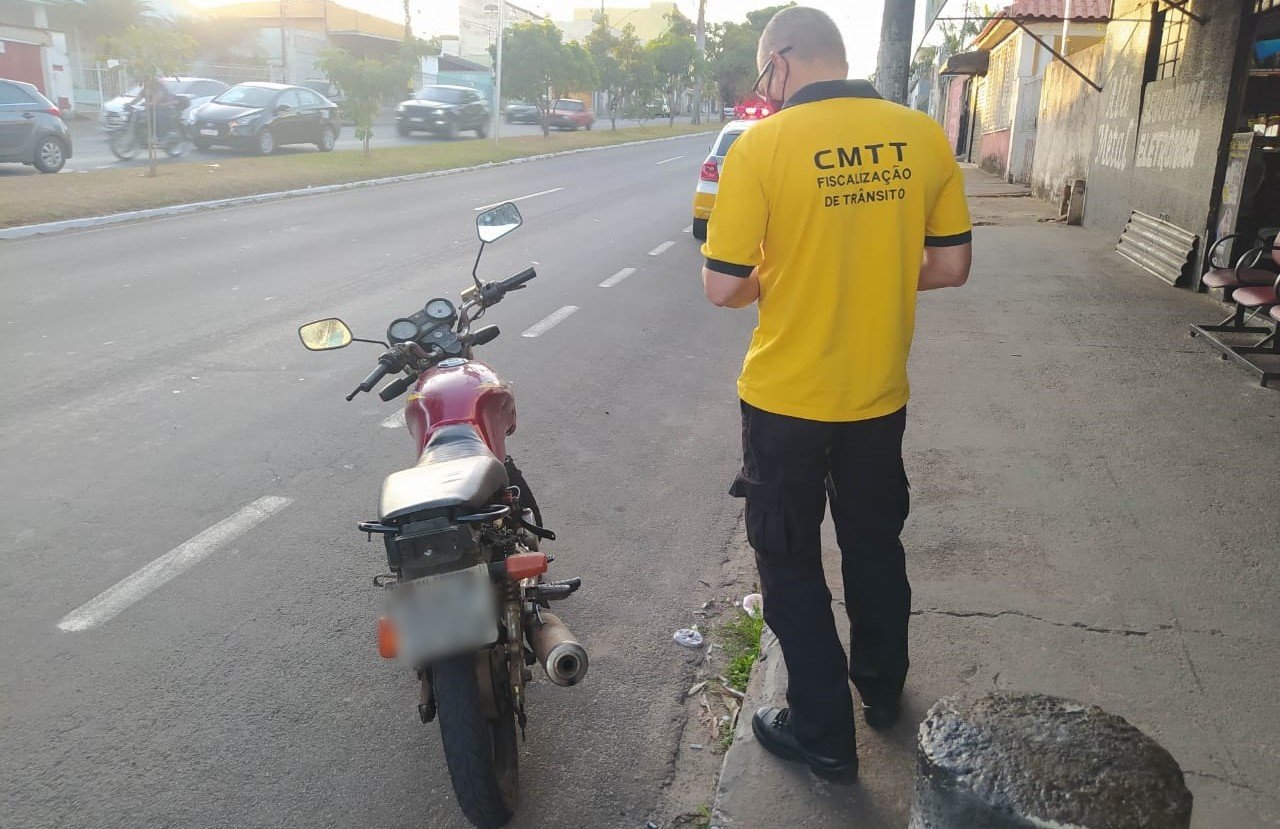 Moto com mais de 300 multas e dívida estratosférica é apreendida após ‘arapuca’ da CMTT