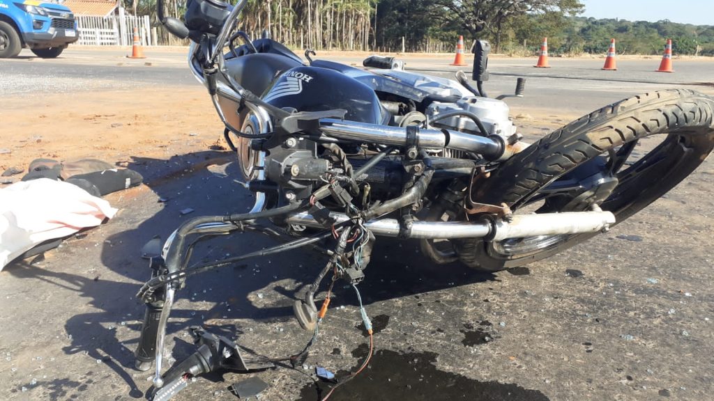 Motociclista morre ao ser atingido por caminhonete em Goiânia