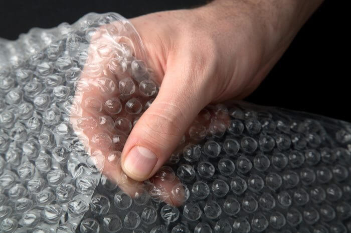 Descubra para que o plástico bolha foi inventado (não era para ser estourado)