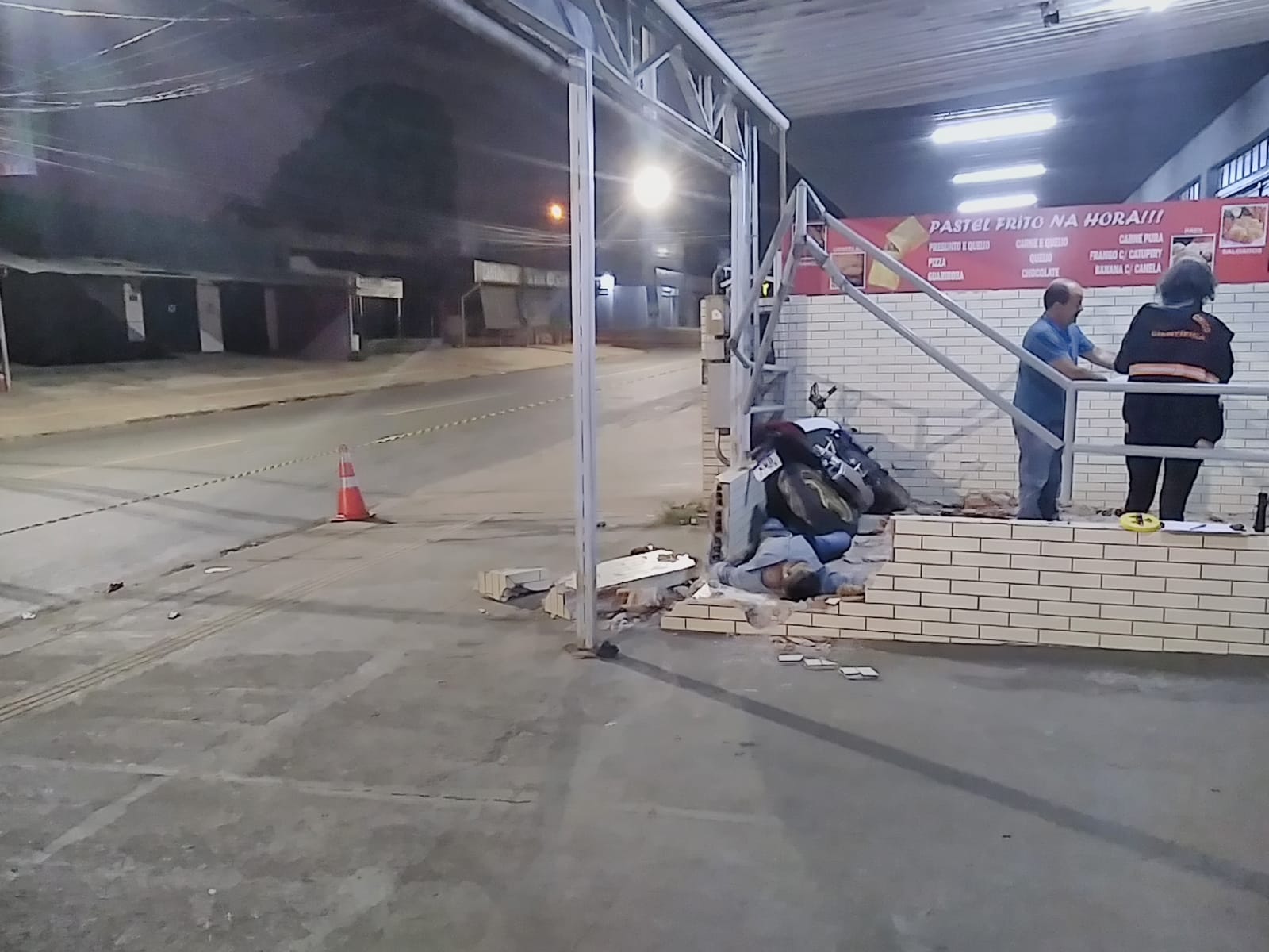 Motociclista morre após chocar com parede de comércio, em Goiânia