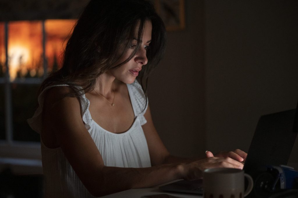 6 comportamentos que provam que uma pessoa ainda não superou um relacionamento