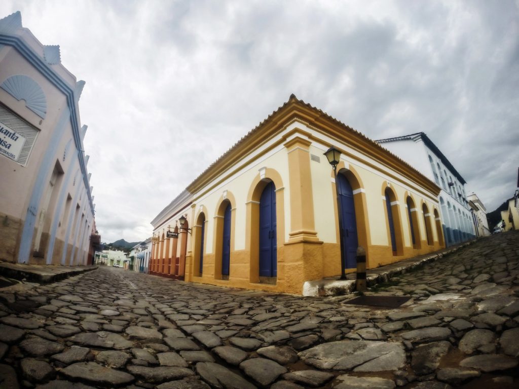 Imagem mostra rua da cidade de Goiás. (Foto: Produtora 3 em 3/ Reprodução)