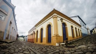 Imagem mostra rua da cidade de Goiás. (Foto: Produtora 3 em 3/ Reprodução)