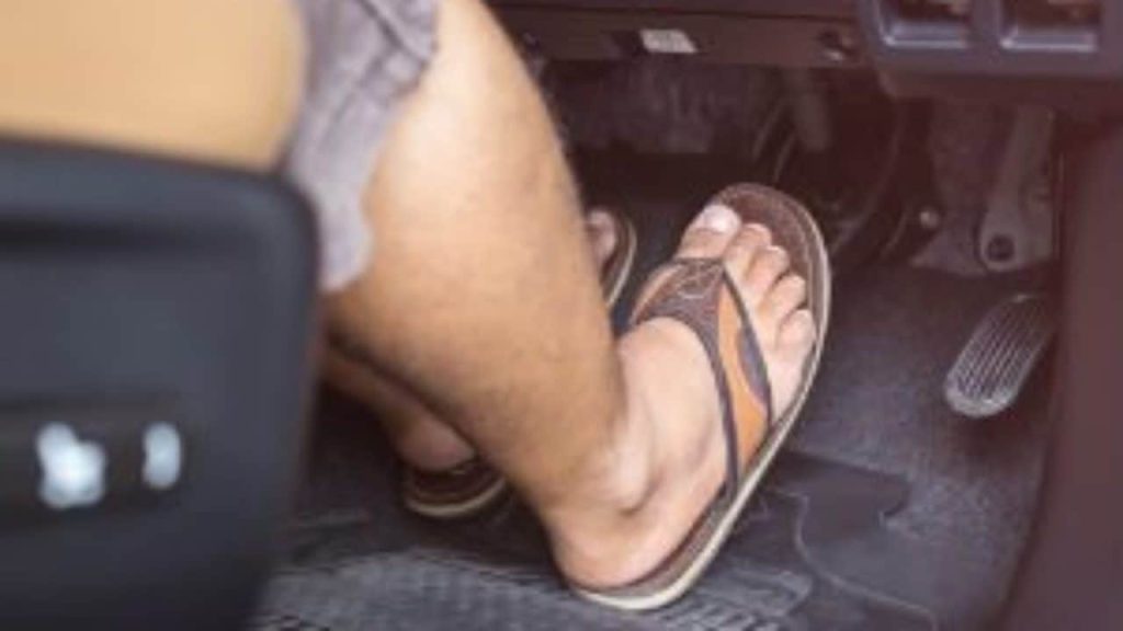 Afinal, é proibido ou não dirigir de chinelo? Veja o que diz a lei