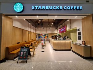 Gigante do café anuncia fechamento de 250 lojas e prepara reestruturação milionária na América do Norte