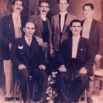Visita de Miguel Pedreiro à Síria em 1948 – Em pé estão Elias Hajjar, Matheus Hajjar, Hanna Elias Jalis, Farah Ibrahim Hajjar e sentados estão Miguel Pedreiro e Mikhail Ibrahim Hajjar