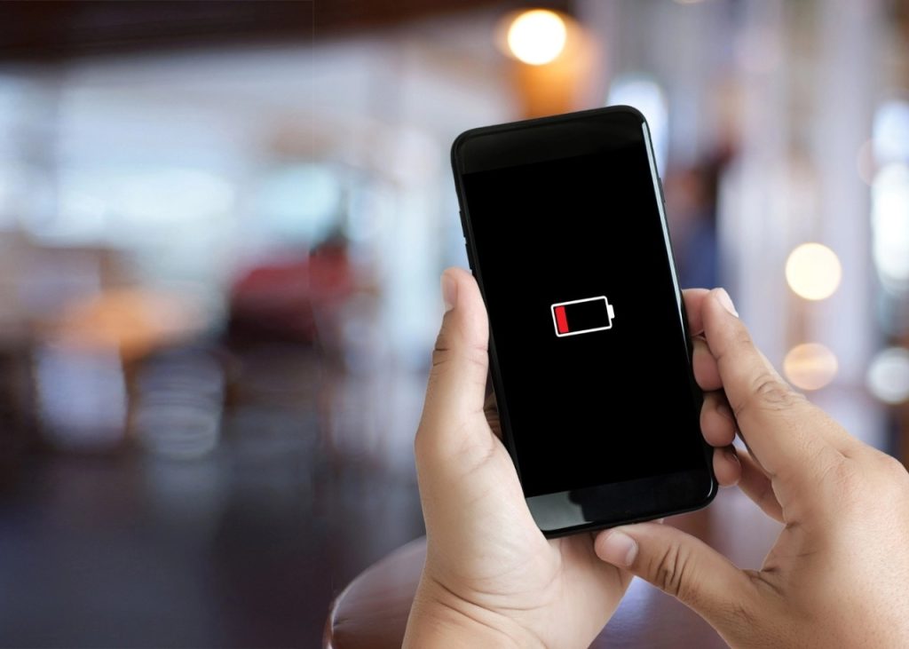 Não é o cabo USB, nem o adaptador – veja o segredo para carregar o celular mais rápido