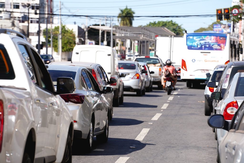 Motoristas de mais de 80 cidades goianas vão receber auxílio de até R$ 1 mil do Governo Federal