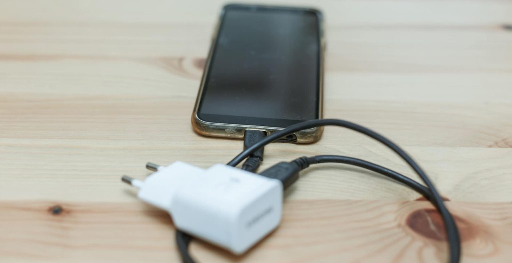 6 formas de identificar se o carregador do seu celular é falso
