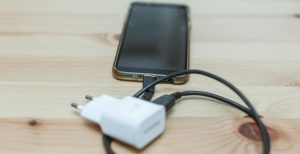 Esse hábito com o carregador pode pesar na sua conta de luz e você nem percebe