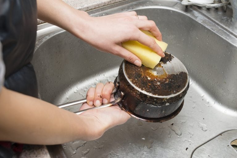 Saiba por que pode ser perigoso fazer comida com a panela riscada