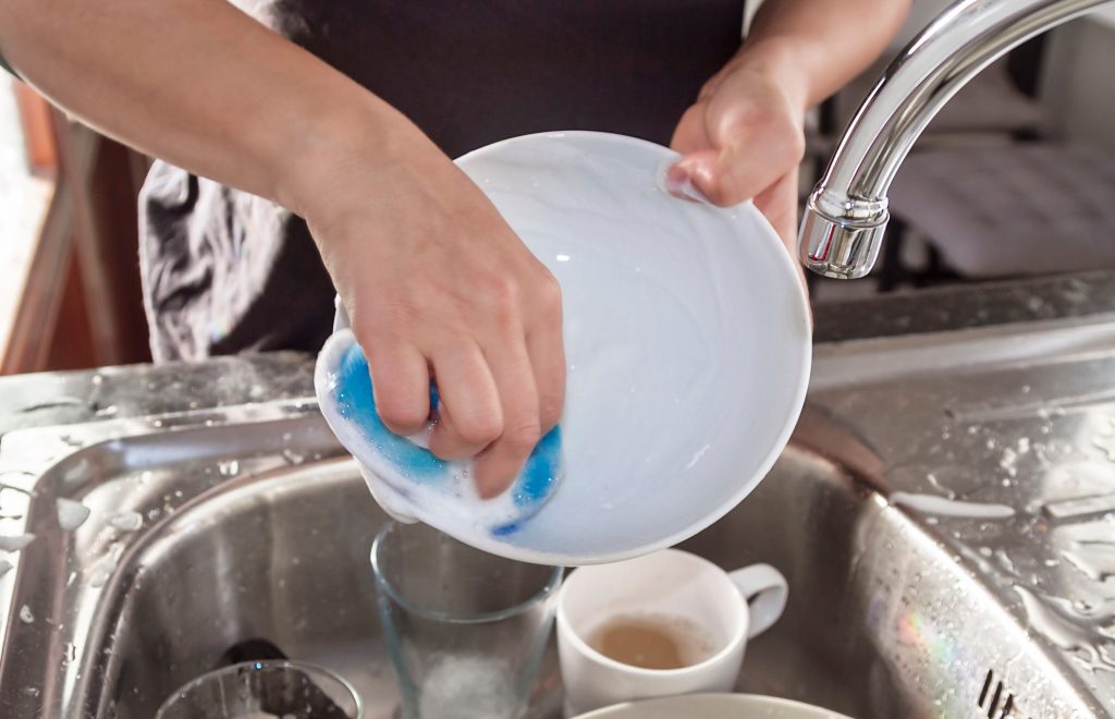 6 erros que a maioria das pessoas cometem ao lavar vasilhas e não percebem