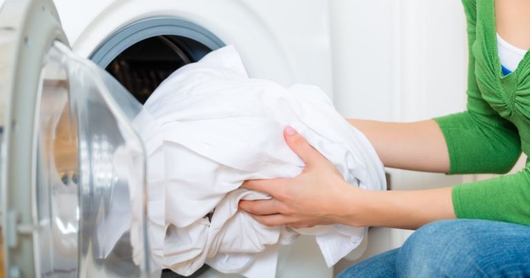 Aprenda como lavar roupa na máquina evitando estes 6 erros