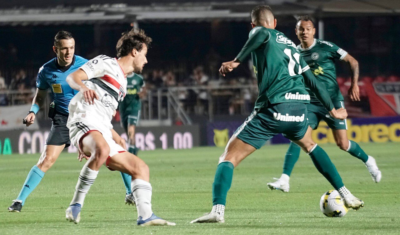 Duelo teve emoção até os últimos minutos. (Foto: Fernando Lima/Goiás EC)