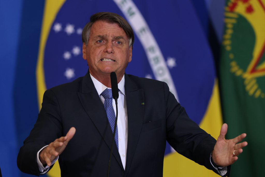 Queda no preço do diesel pode dar voto de caminhoneiros a Bolsonaro, diz líder da categoria