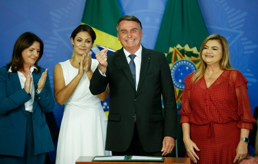 Bolsonaro sanciona piso salarial da enfermagem e remuneração vai a R$ 4.750