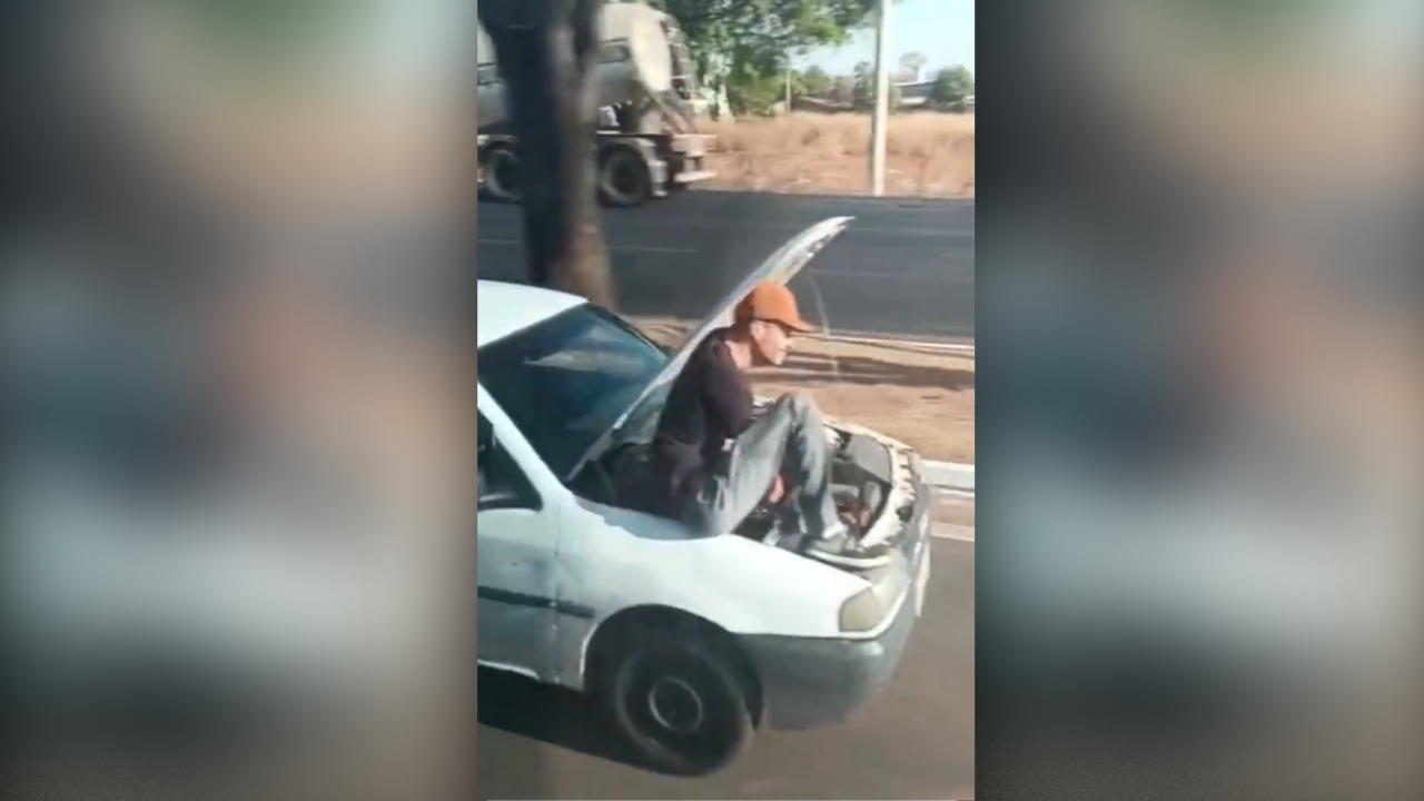 Homem é flagrado pegando ‘carona’ no capô de carro em movimentada avenida de Goiânia