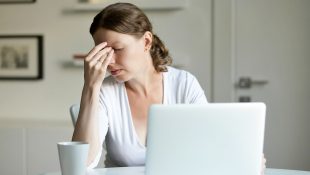 6 atitudes simples que você pode tomar ao chegar em casa estressado para aliviar o peso do dia