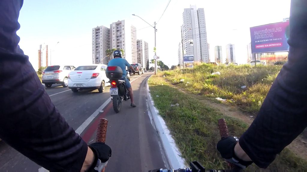 Ciclista registra flagrante de desrespeito a ciclovia em Goiânia. (Foto: Arquivo Pessoal)