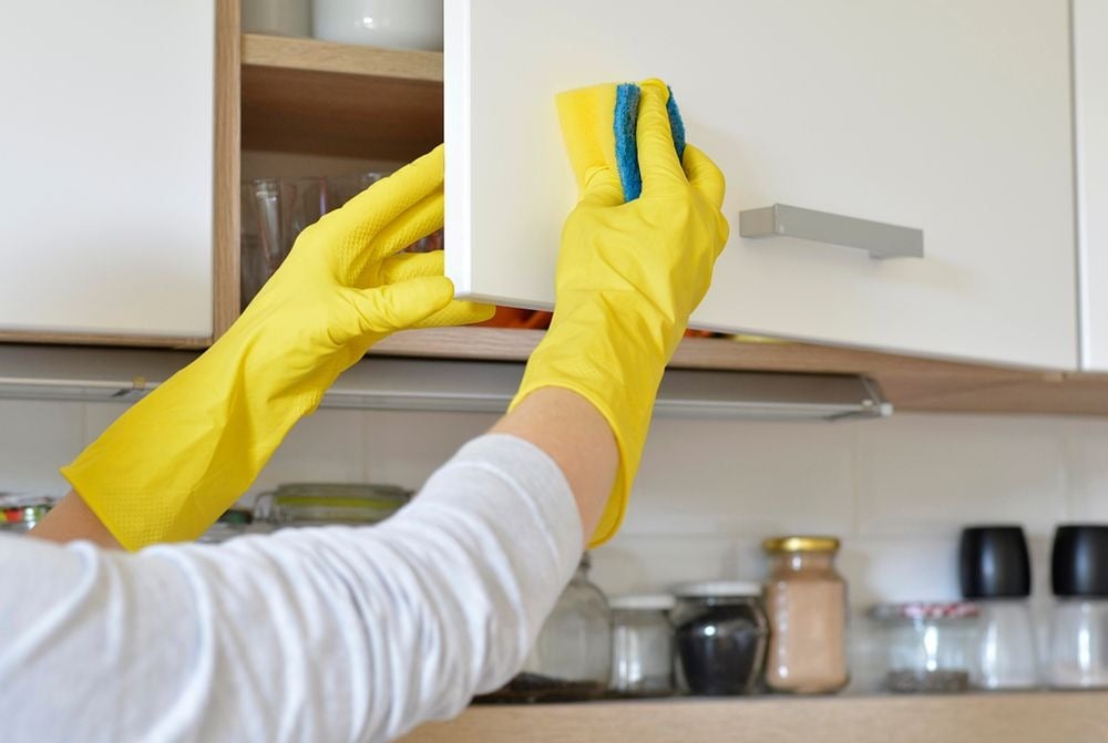 Esta é a melhor maneira de limpar os armários da cozinha e nem todos sabem