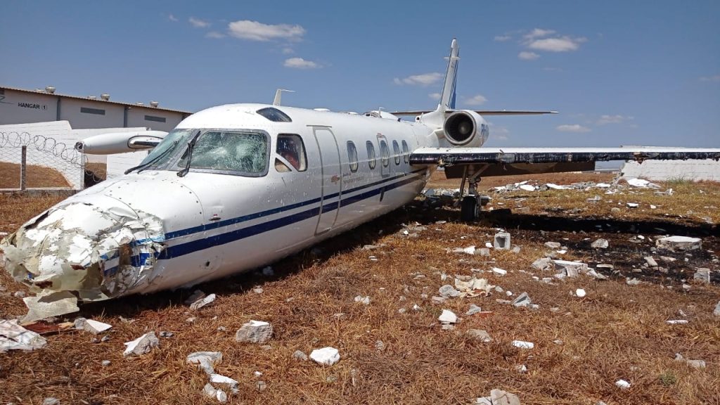 Avião faz pouso forçado e sai da pista no aeródromo de Goiânia