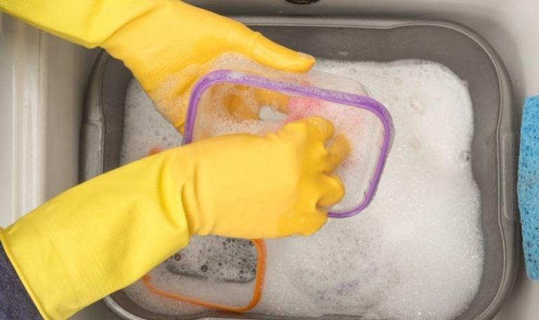 Esta é a melhor maneira de lavar as vasilhas de plástico e nem todos sabem