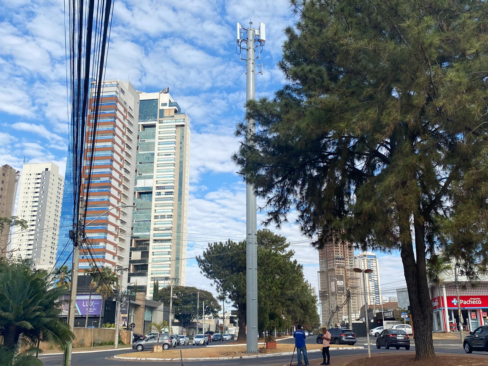 Antena de 5G instalada na Avenida Ricardo Paranhos, no Setor Marista, em Goiânia. (Foto: Emilly Viana / Portal 6)