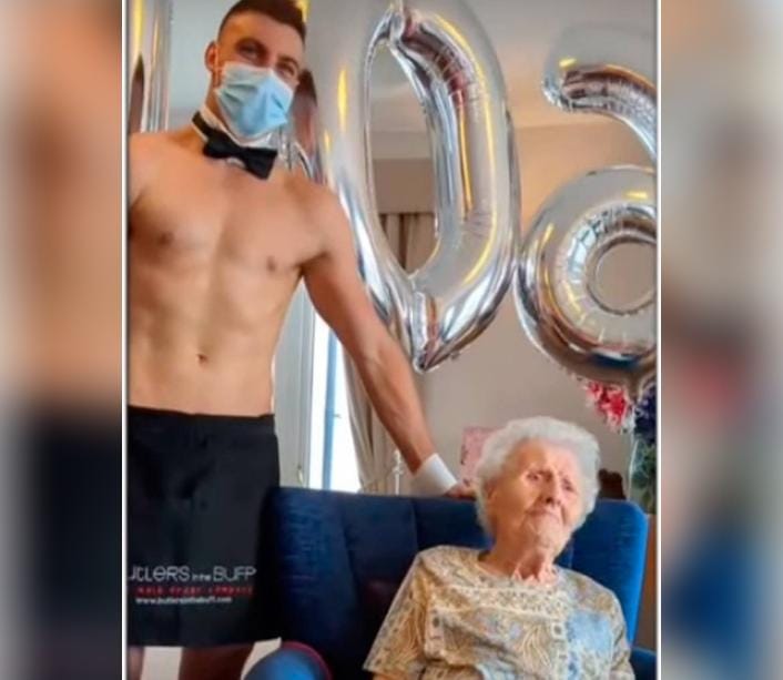Una anciana cumple 106 años y lo celebra haciendo lo que la mayoría de las mujeres quiere hacer
