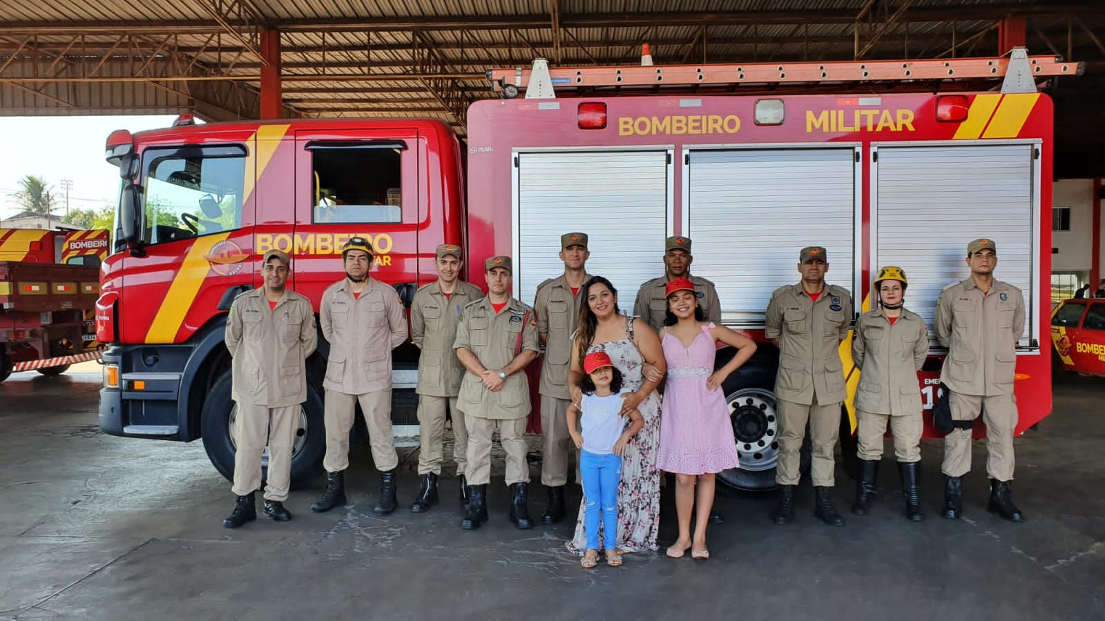 Crianças que ficaram desaparecidas em Goianápolis homenageiam bombeiros