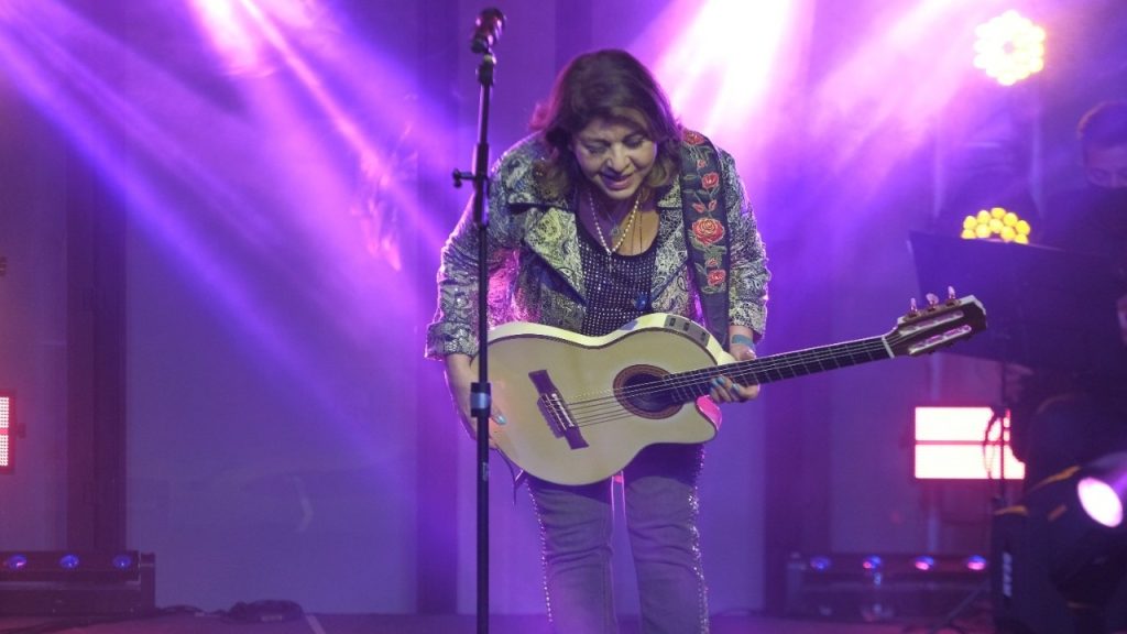 “Ninguém pode julgar ninguém”, diz cantora sertaneja ao se assumir “trissexual”