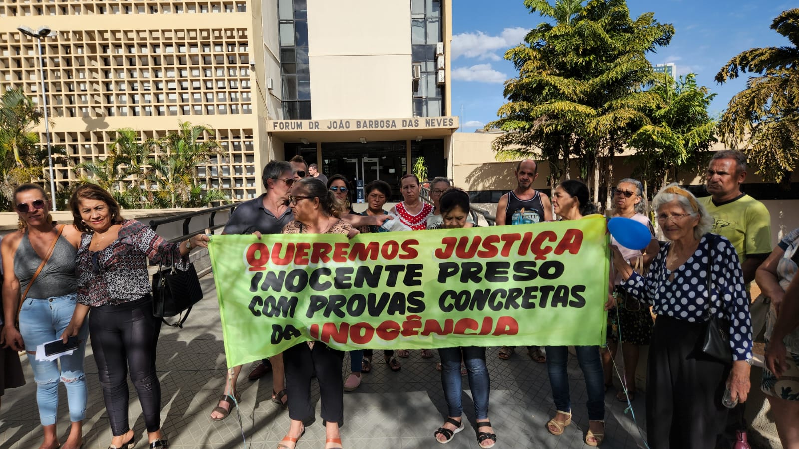 Familiares protestam pedindo pela soltura do motorista de van em frente ao Fórum de Anápolis. (Foto: Reprodução)