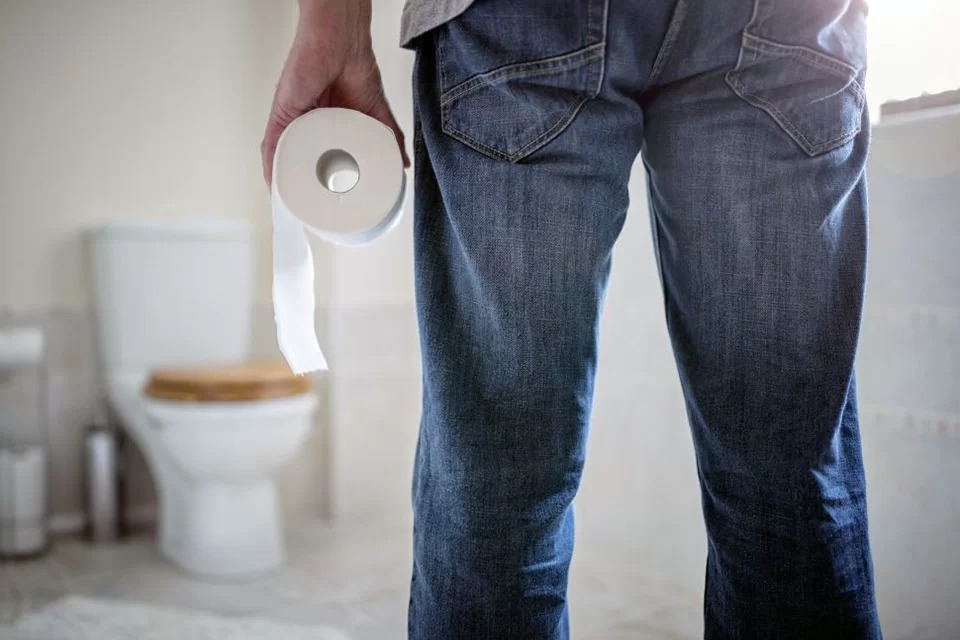 6 coisas que a maioria das pessoas fazem no banheiro e não deveria