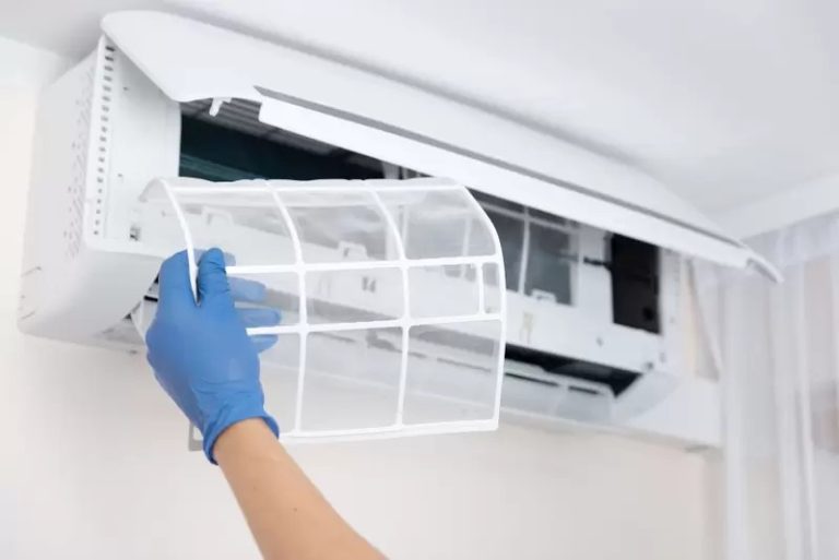 Aprenda de um jeito simples e rápido de como limpar o filtro do ar-condicionado