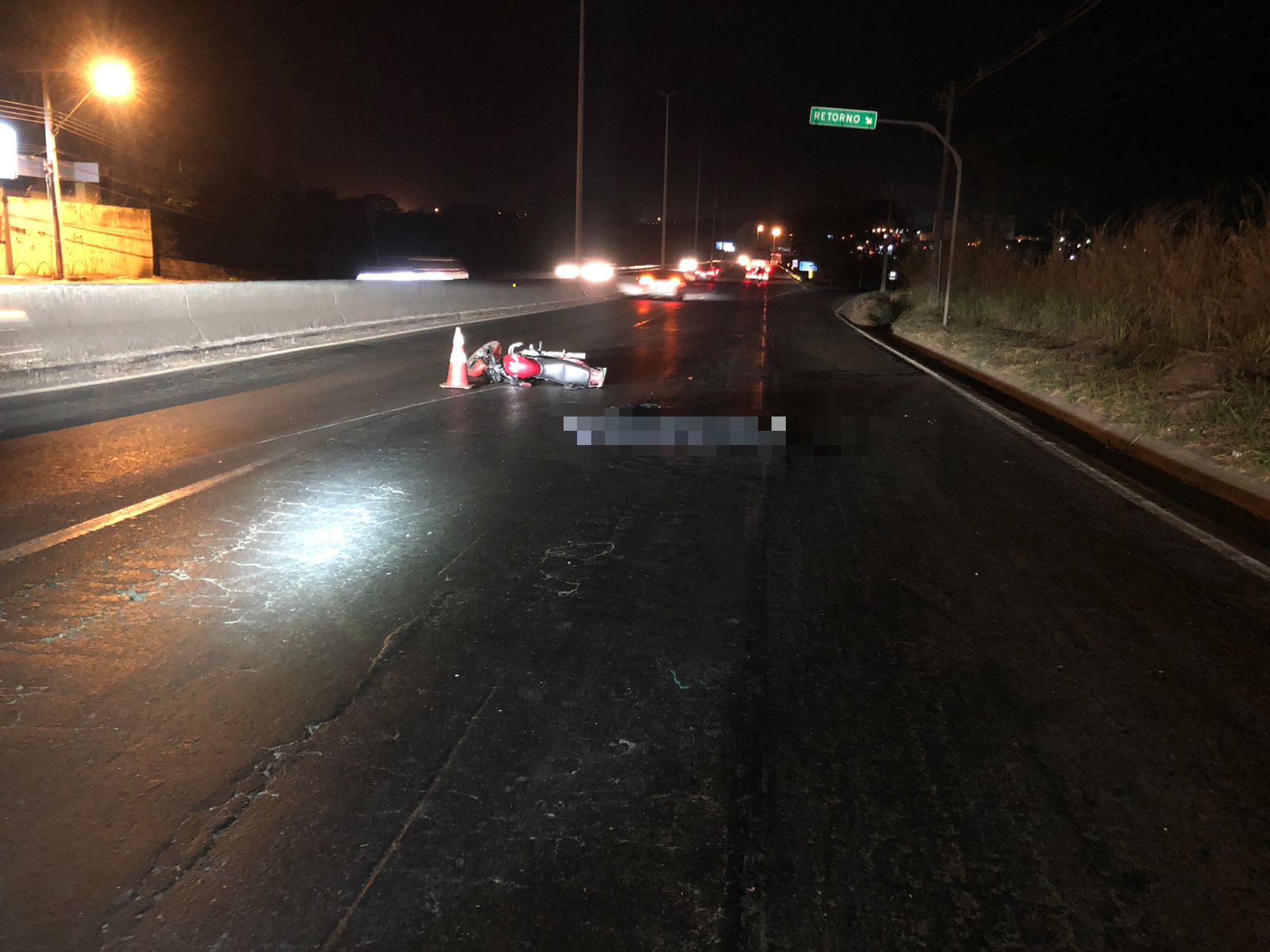 Motociclista bate em guard rail e morre na BR-153. (Foto: Divulgação/DICT)