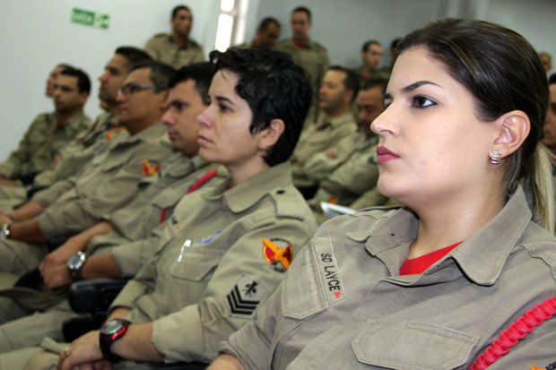 Bombeiros e PM impedem mulher de se jogar de ponte em VG