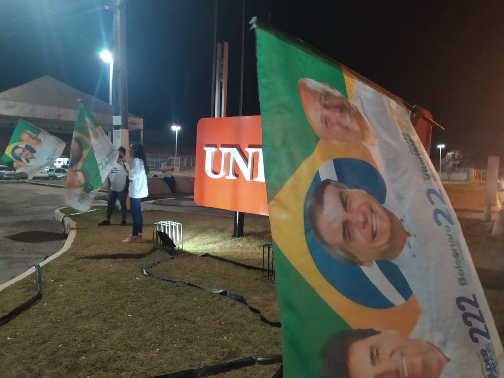 Cabos eleitorais de Vitor Hugo pediram votos enquanto candidato participava de debate