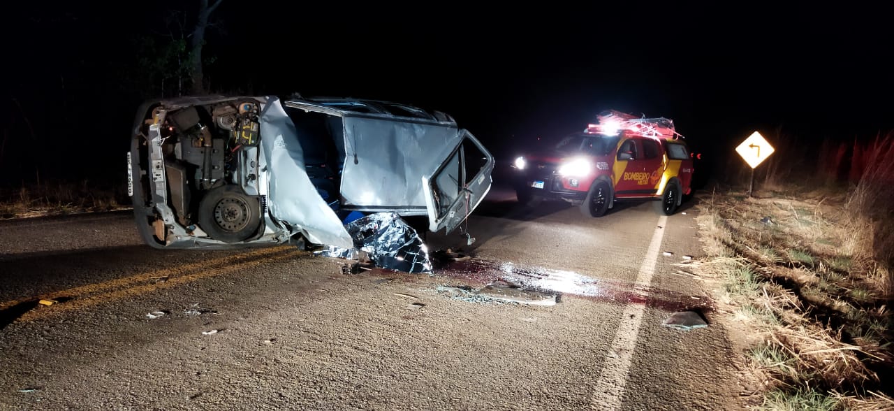 Carro tomba em grave acidente na GO-213. (Foto: Reprodução)