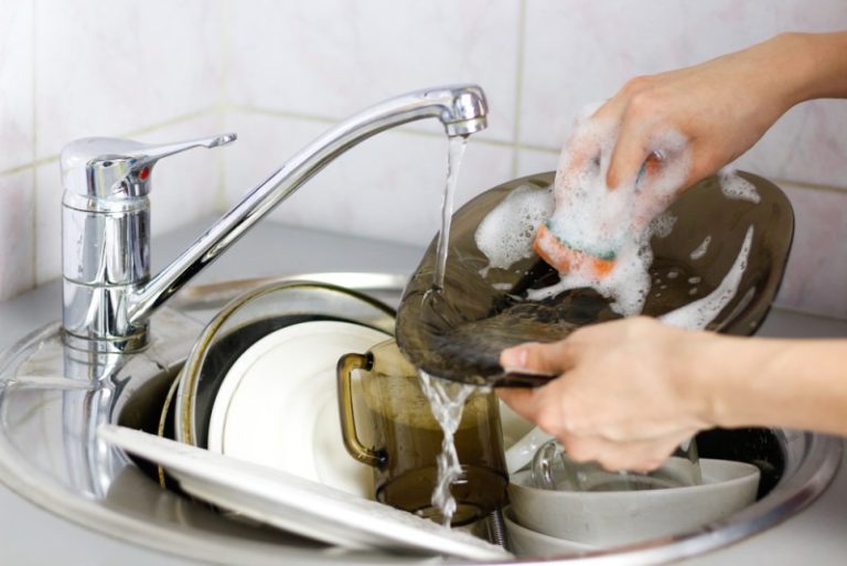 6 erros que a maioria das pessoas acabam cometendo ao lavar a louça