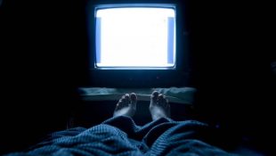 Descubra o que acontece com seu corpo quando você dorme com a televisão ligada