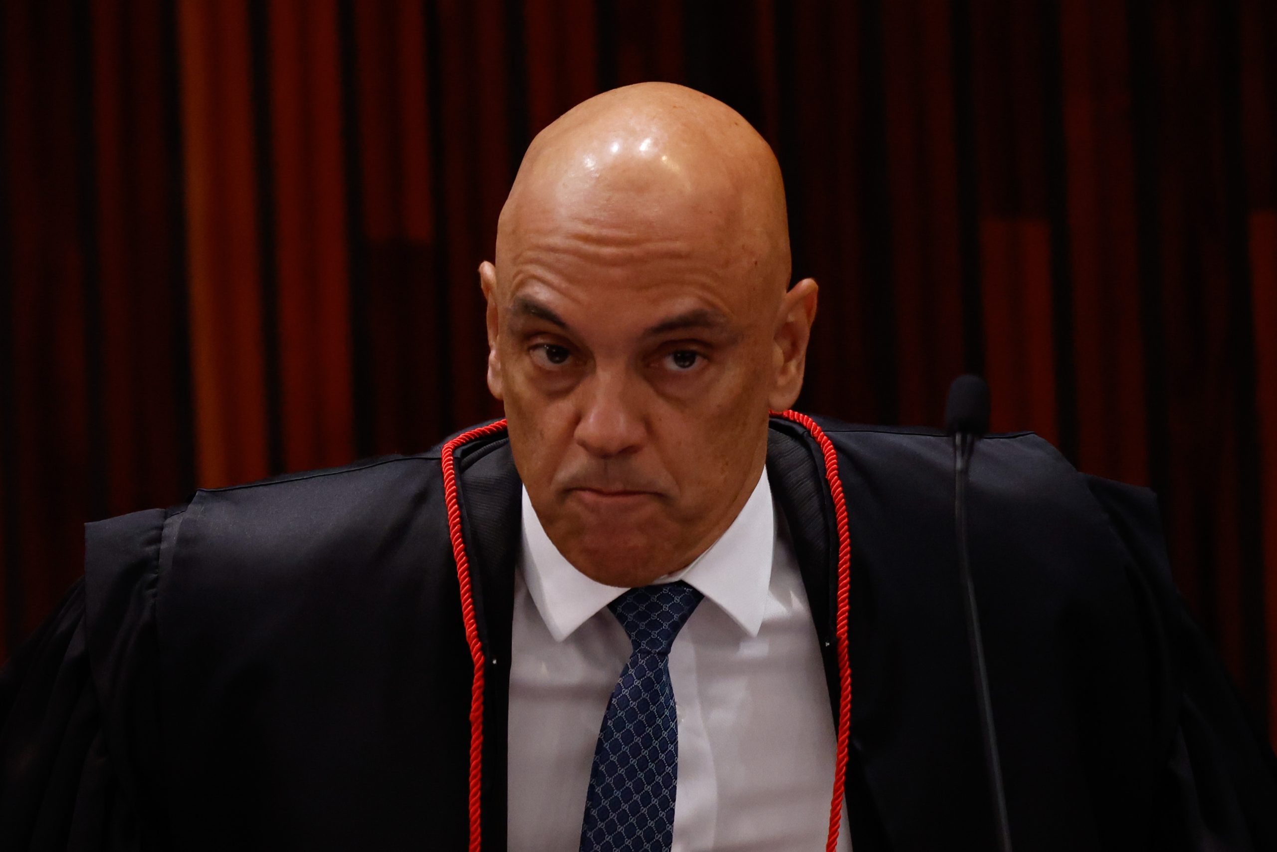 Moraes nega pedido da PGR para deixar processo contra Bolsonaro com Barroso