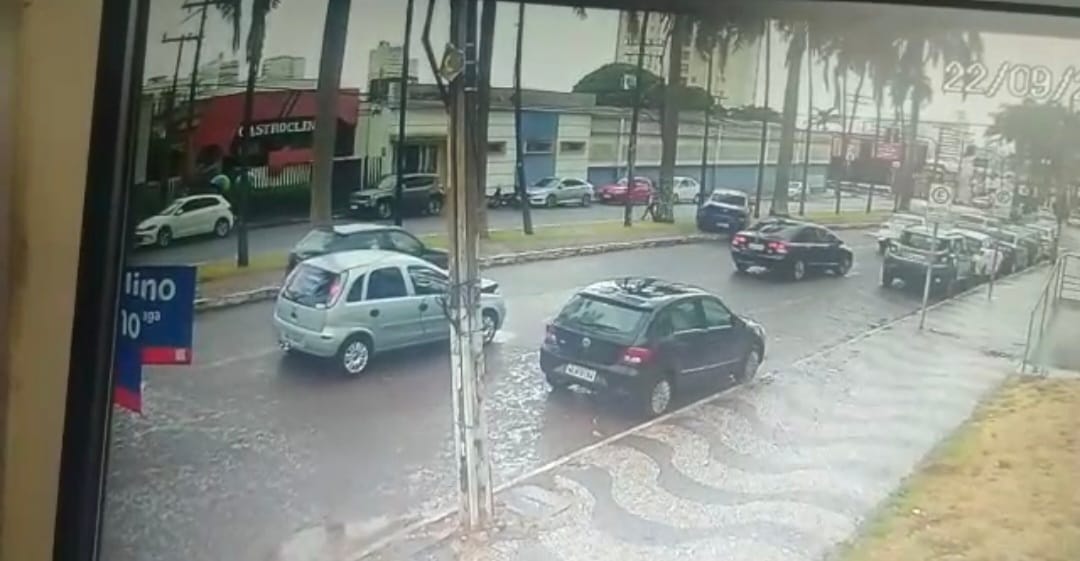 Carros batem e pedestre escapa por muito pouco de ser atropelado em Anápolis